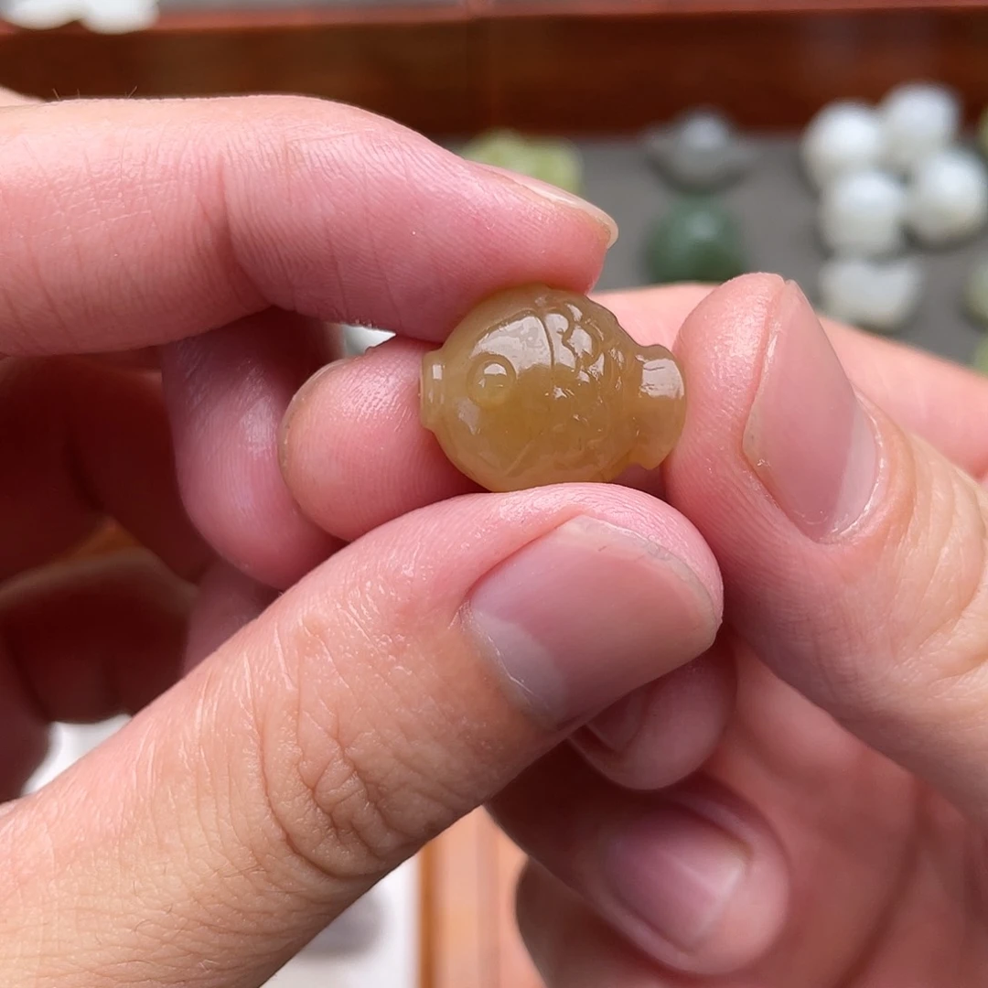 和田玉未镶嵌颈饰小鱼