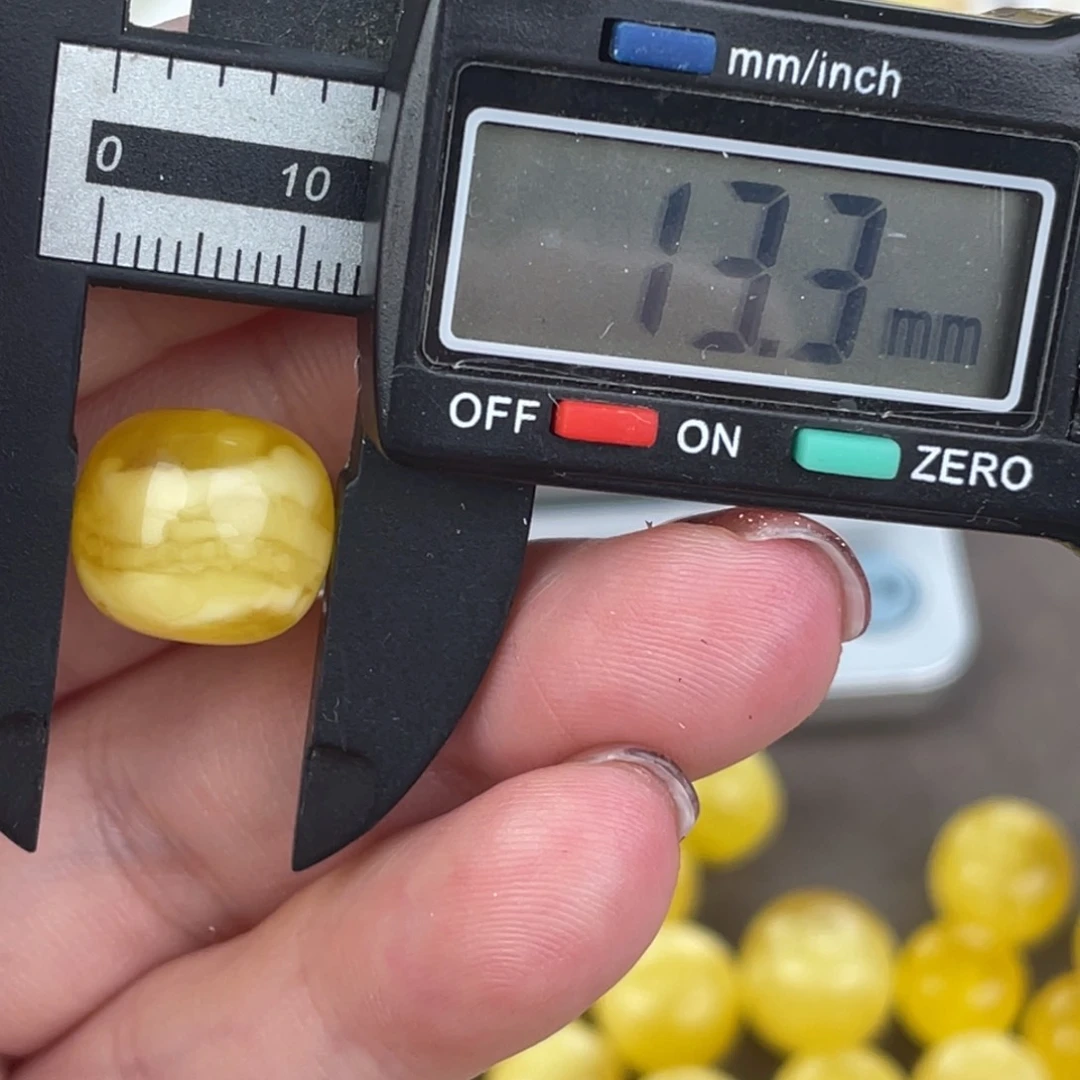 未镶嵌琥珀裸石微瑕379