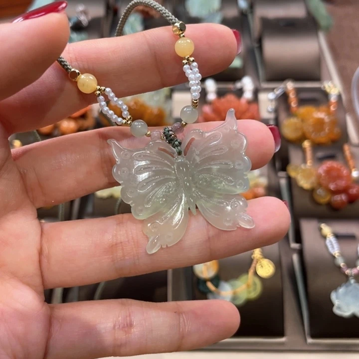 蛇纹石玉颈饰未镶嵌