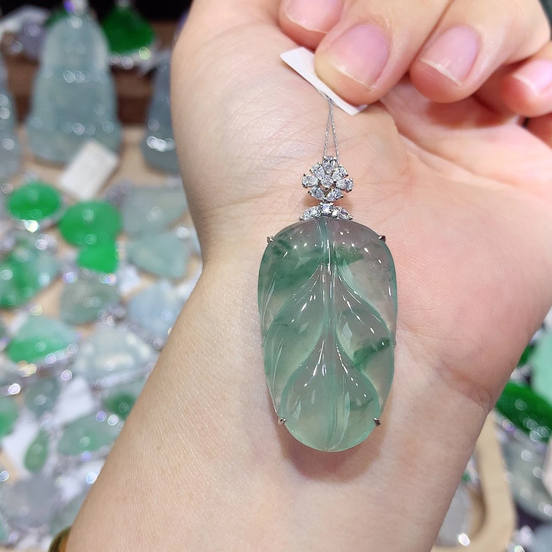 翡翠18K金镶嵌颈饰叶子