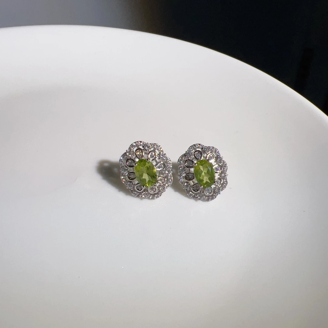 S925银天然橄榄石耳钉5x7mm