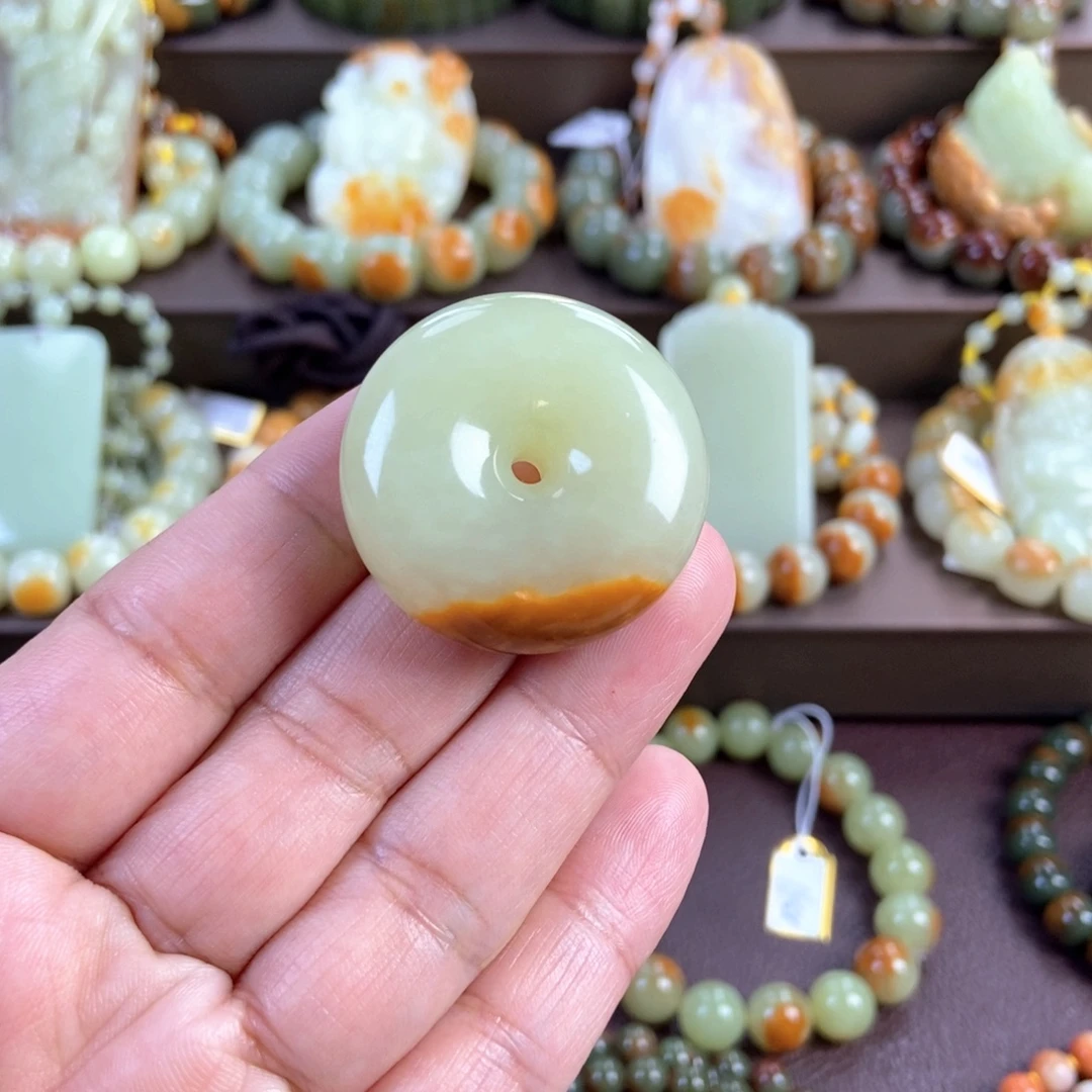 透闪石质玉未镶嵌颈饰