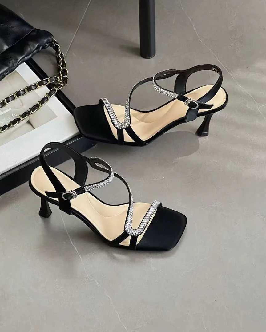 2502黑色细跟高跟鞋