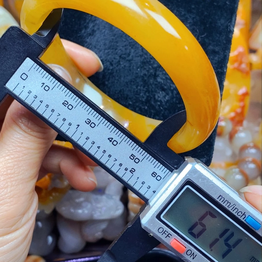 未镶嵌石英质玉（黄龙玉）颈饰