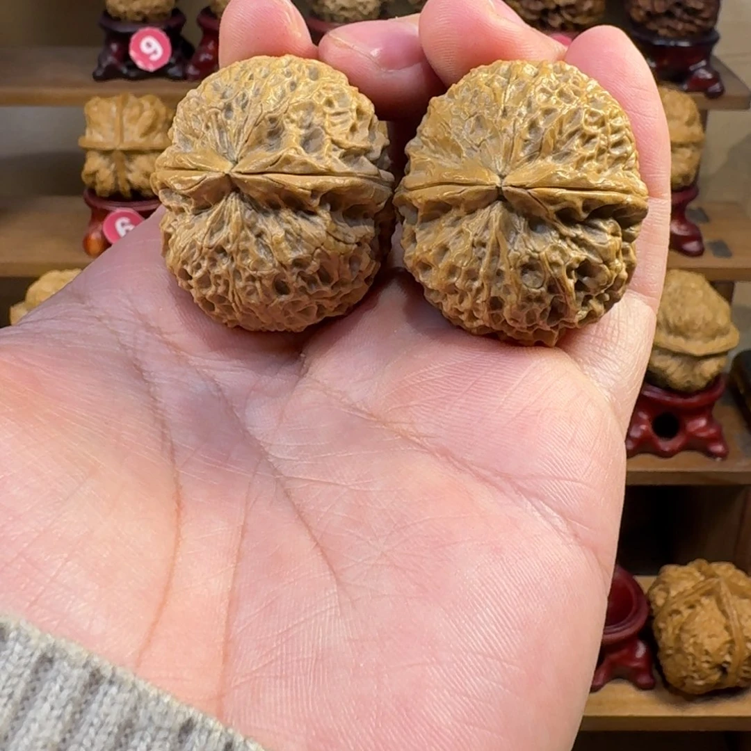 铁核桃把件臻龙铁绣球