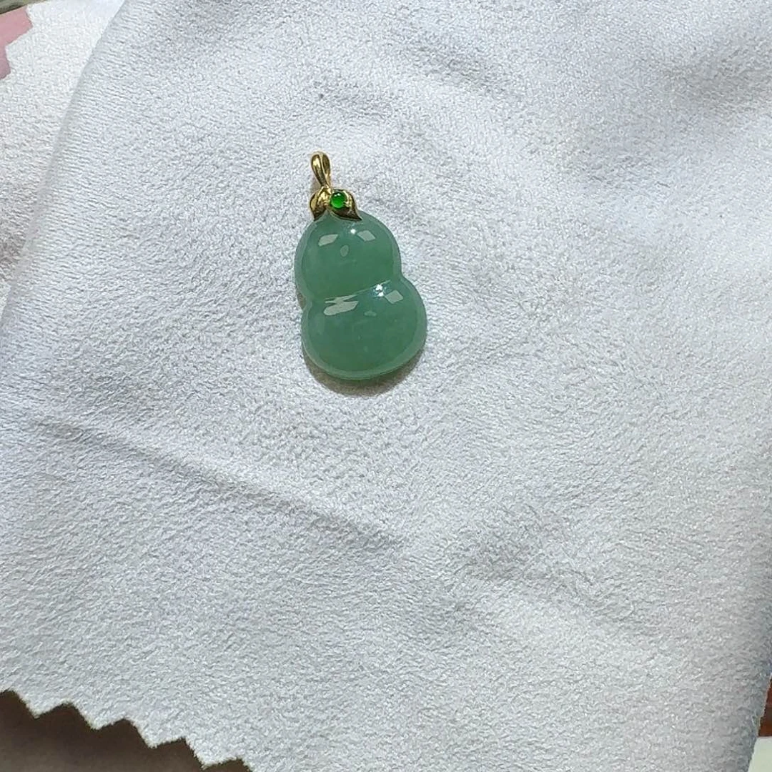 颈饰18K金镶嵌翡翠葫芦
