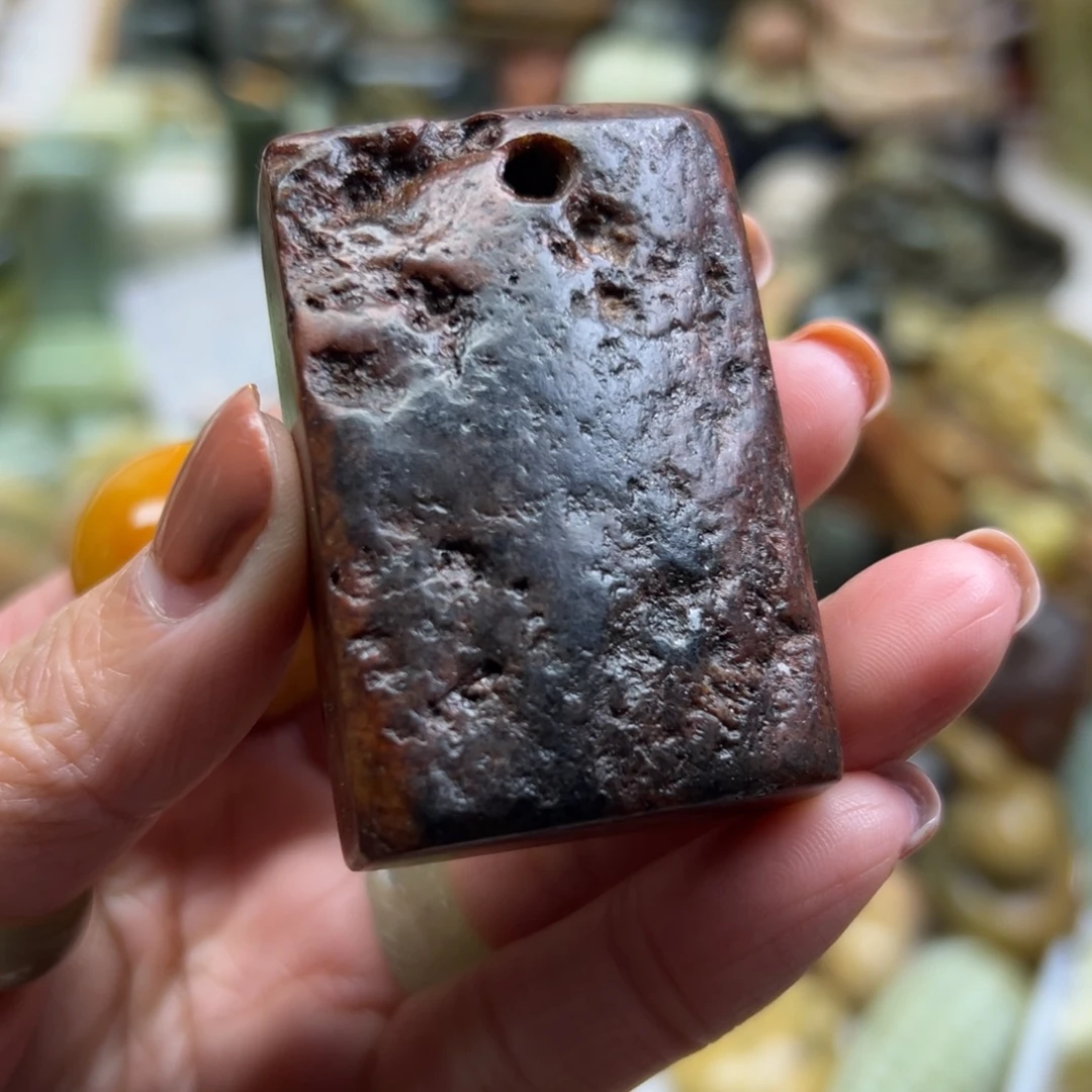 岫岩河磨玉（透闪石质玉）未镶嵌颈饰河磨玉大厚牌子有皮坑