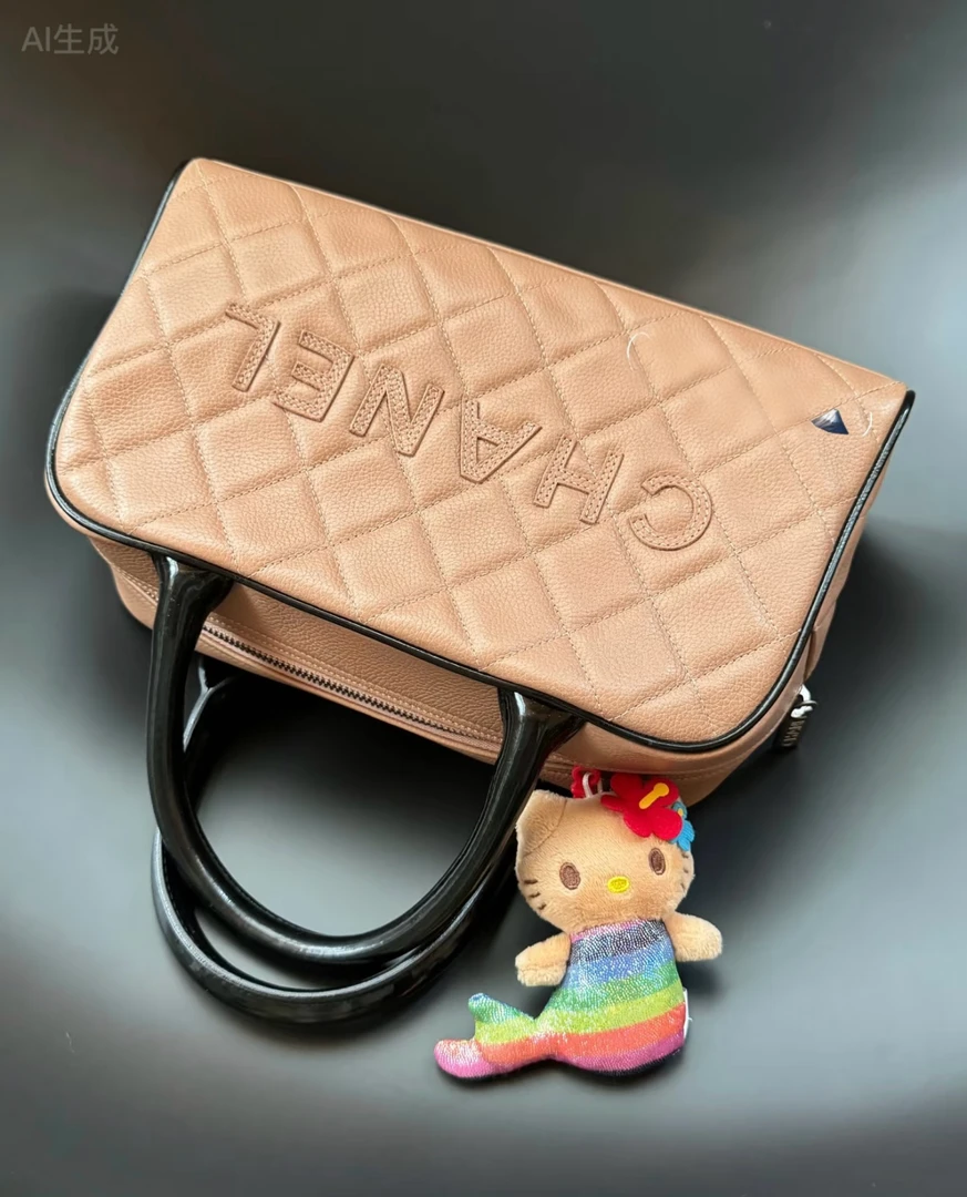 95新 Chanel/香奈儿 展会外场 奶茶色拼黑手柄保龄球小号包