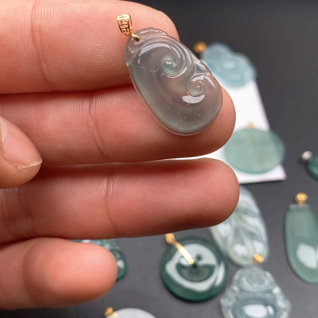 颈饰18K金镶嵌翡翠