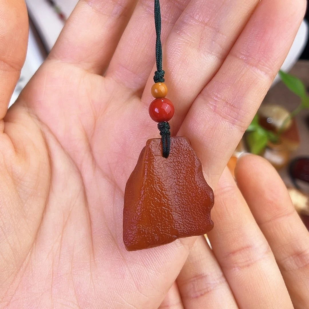 未镶嵌琥珀珠宝奇石。