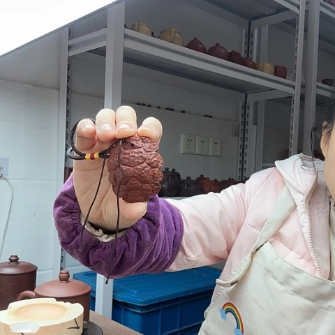 朱泥富甲天下手把件