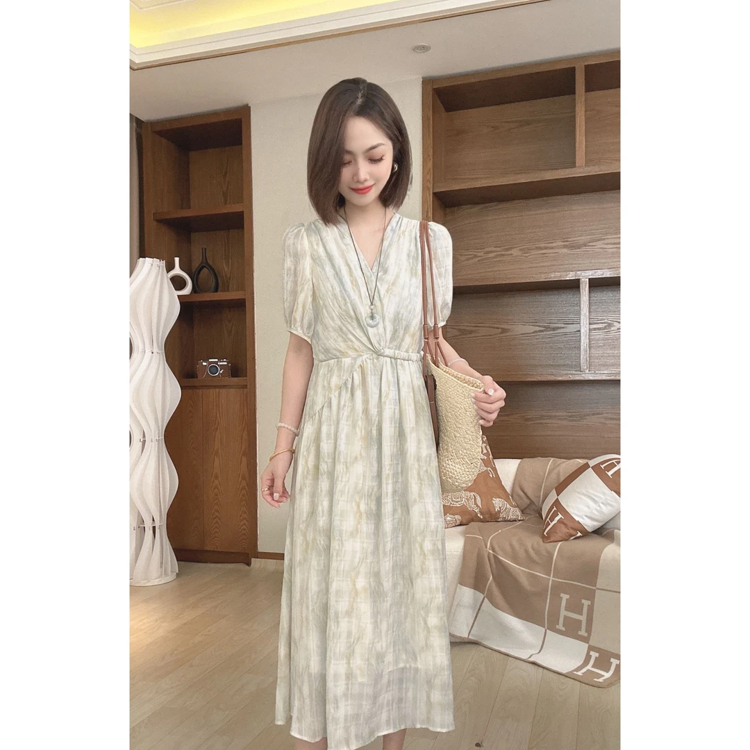 茜百万【秘密森林】V领显瘦设计晕染感绝美小个子收腰连衣裙温柔风