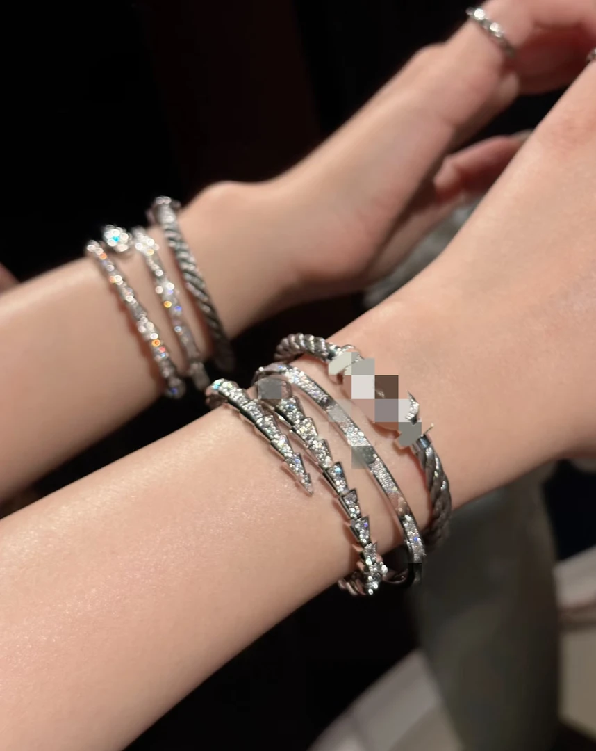 高定蛇纹 丝巾搭配百搭时尚