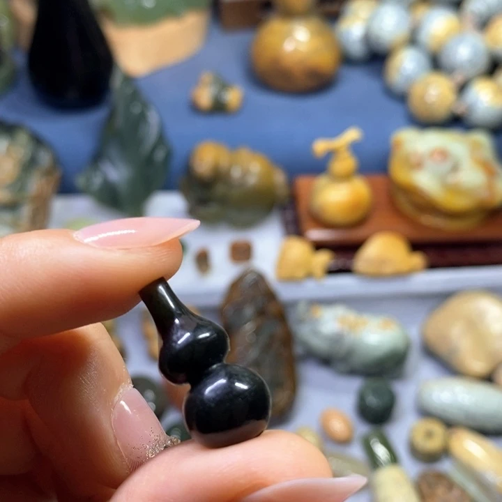 透闪石质玉未镶嵌挂件