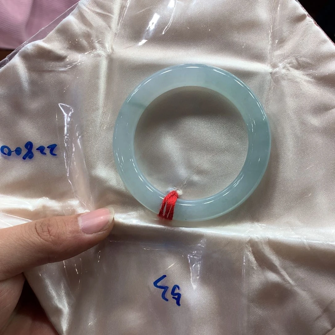 翡翠手镯未镶嵌微瑕