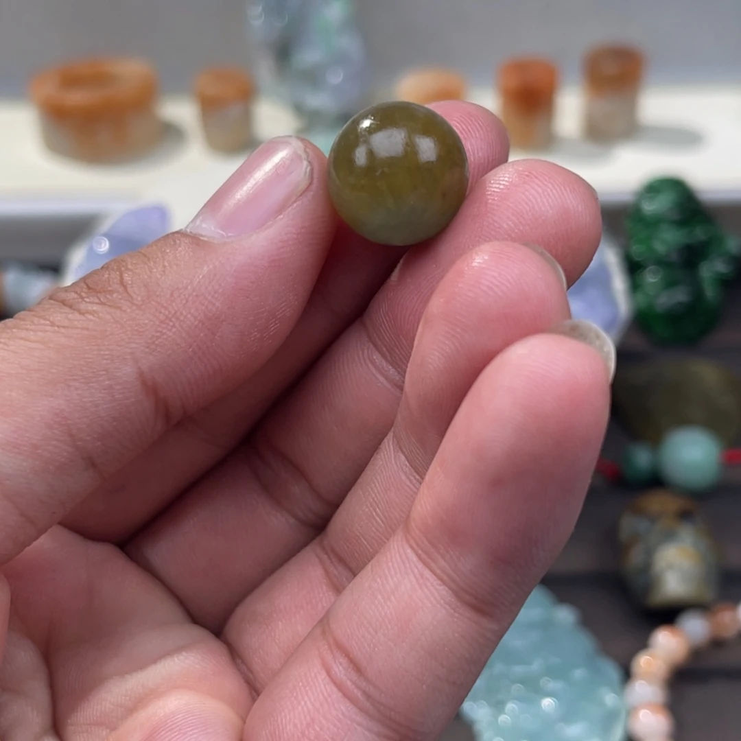 翡翠散珠南齐鸳鸯珠，冰黄，带一丝裂。大漏