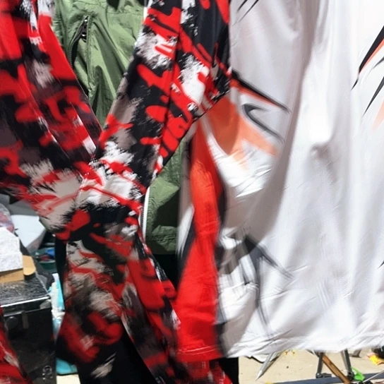 红鱼钓鱼服一套。