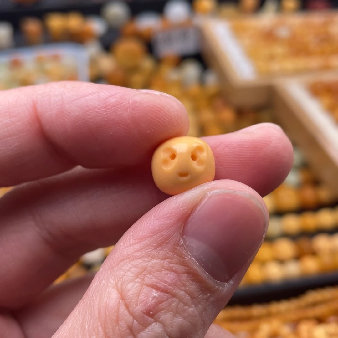 石英质玉（缅黄）颈饰未镶嵌虾***佳