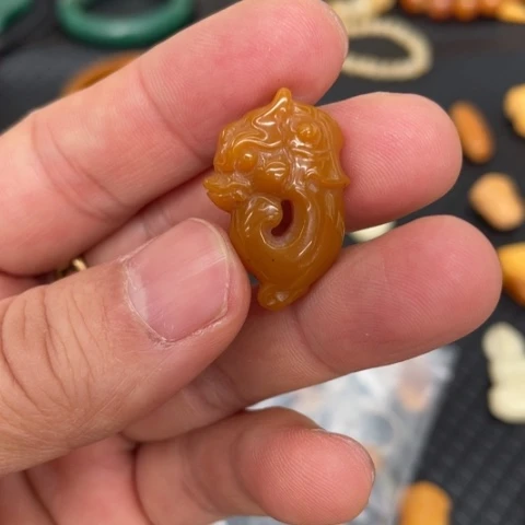 【闪购商品】石英质玉（黄龙玉）颈饰未镶嵌若***底