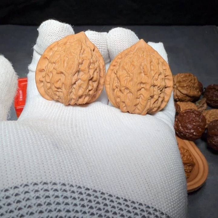 文玩核桃吊坠金牛编号4885，38-36.5-39