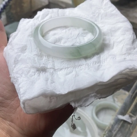 石英质玉手镯未镶嵌小***姐