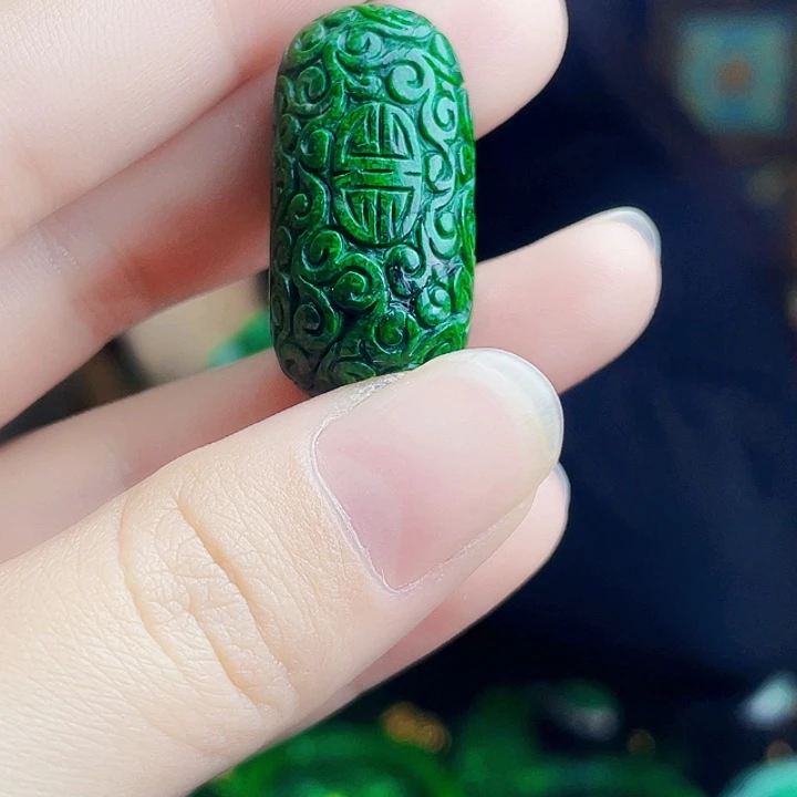 翡翠未镶嵌颈饰多样性