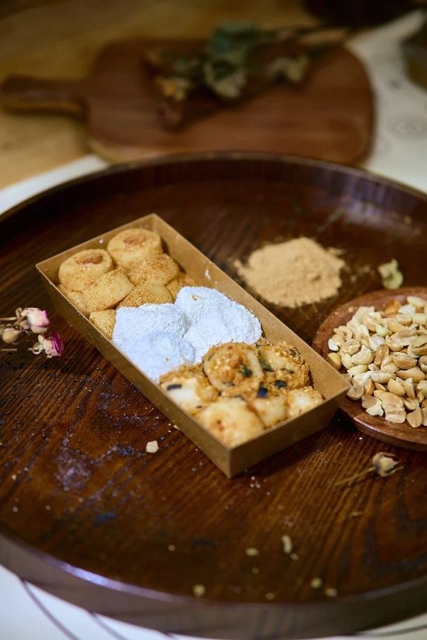 三拼打糕含三种口味，有肉松小贝、芋泥、椰奶。