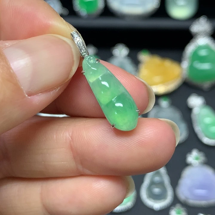 翡翠18K金镶嵌颈饰吊坠