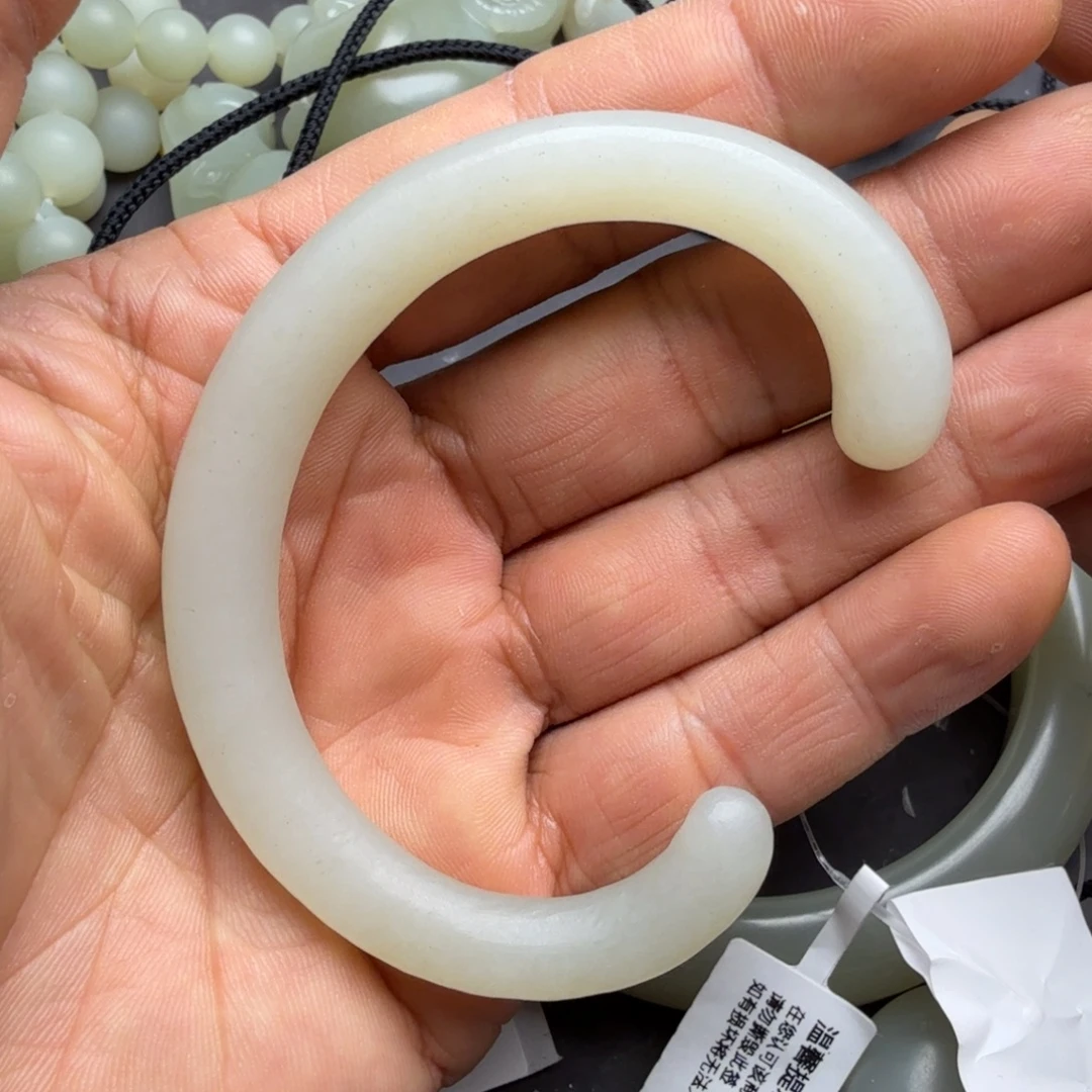 乔***妹和田玉未镶嵌颈饰