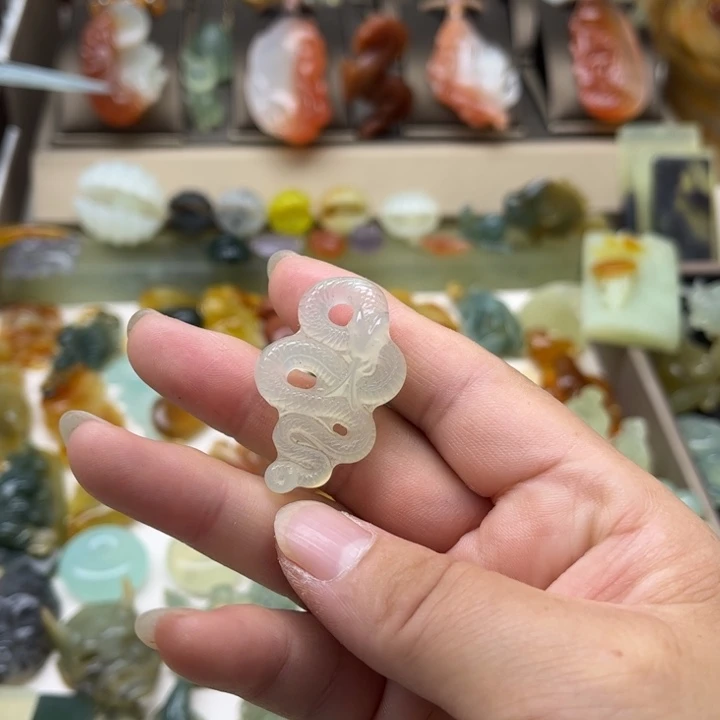 蛇纹石玉未镶嵌颈饰