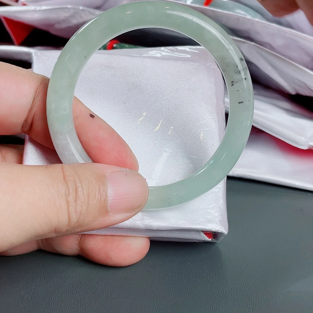 一***狸翡翠未镶嵌手镯福利有包容