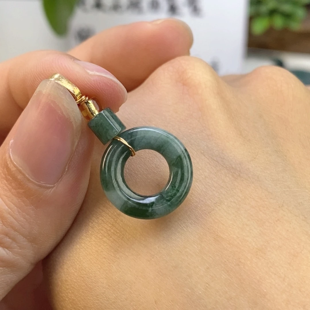 翡翠未镶嵌颈饰……