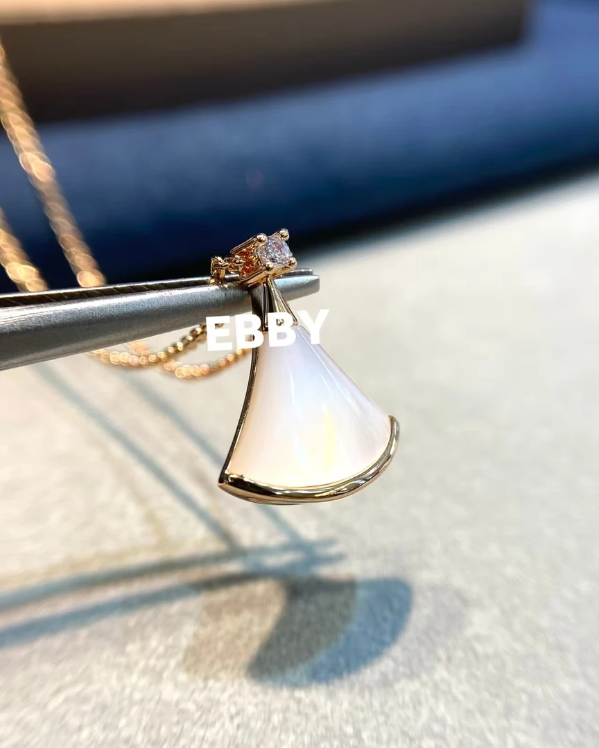 合金项链 时尚扇子形小裙子项链高级感经典款项链