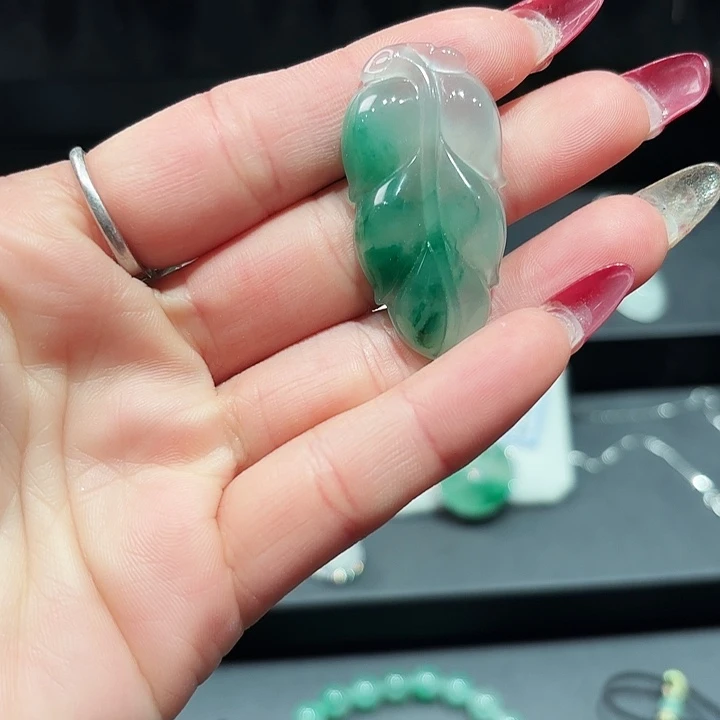 石英质玉（非洲翠）合金颈饰