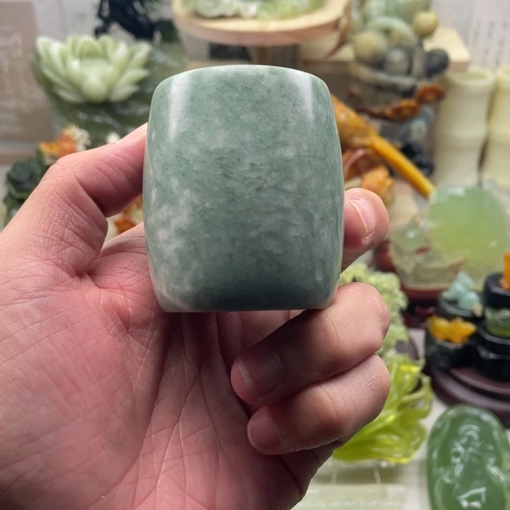 蛇纹石玉未镶嵌四大名玉杯子