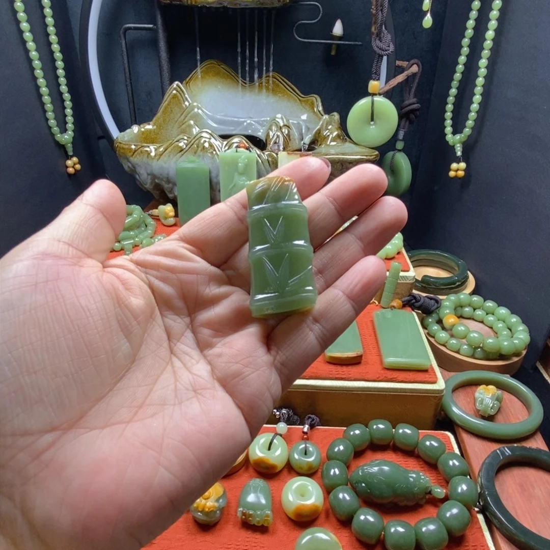 岫岩河磨玉（透闪石质玉）吊坠未镶嵌