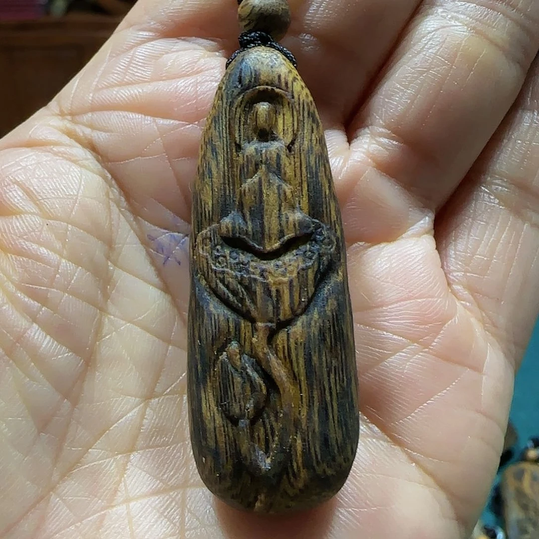 沉香吊坠海南白奇乌身瘤疤雕刻无相佛带绳5.5克