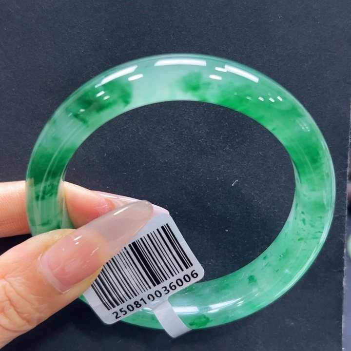 凤***儿未镶嵌手镯石英质玉（非洲翠）