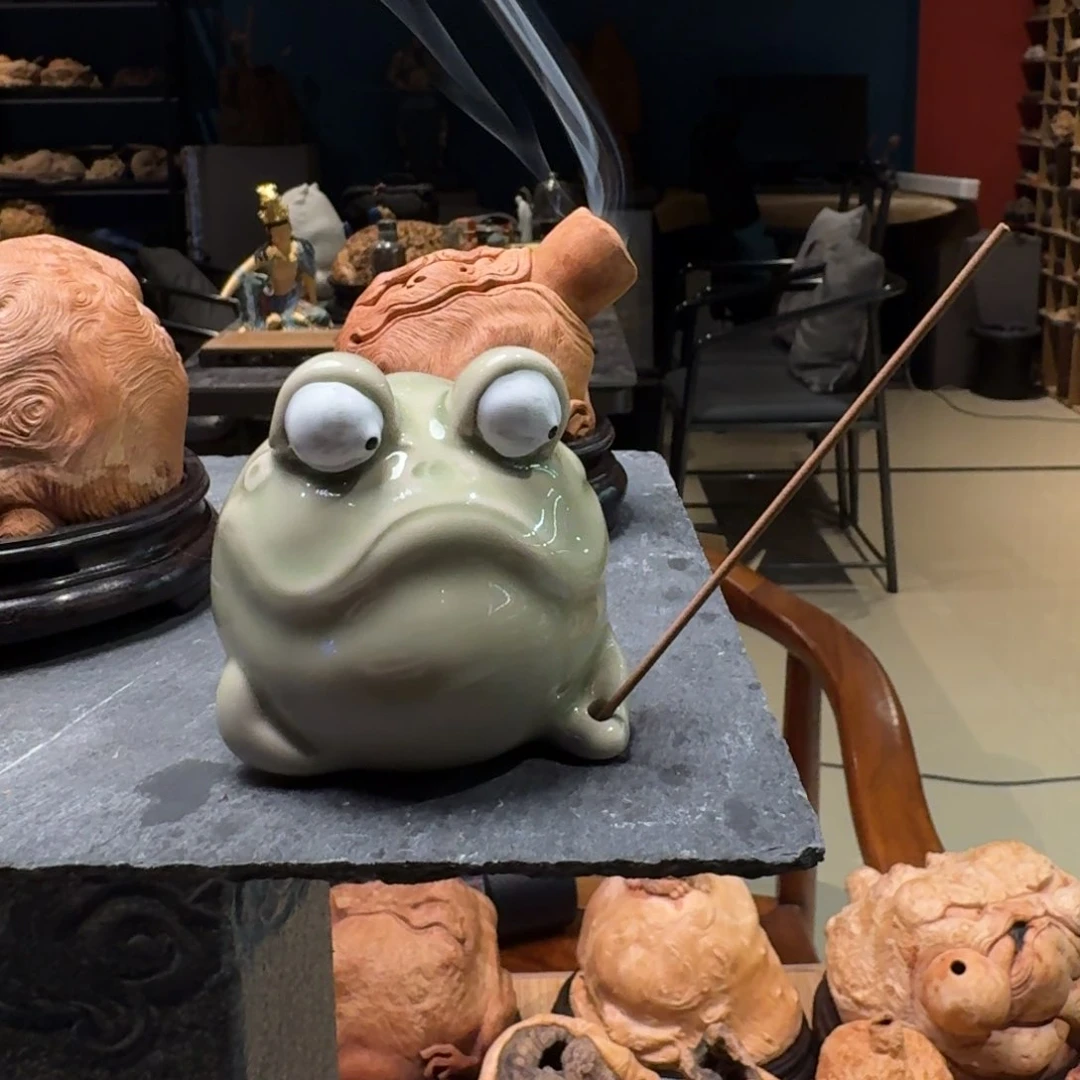 荔枝木_***Q大眼金蟾两只