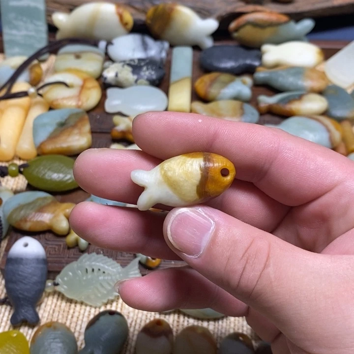 南***茶蛇纹石玉未镶嵌颈饰