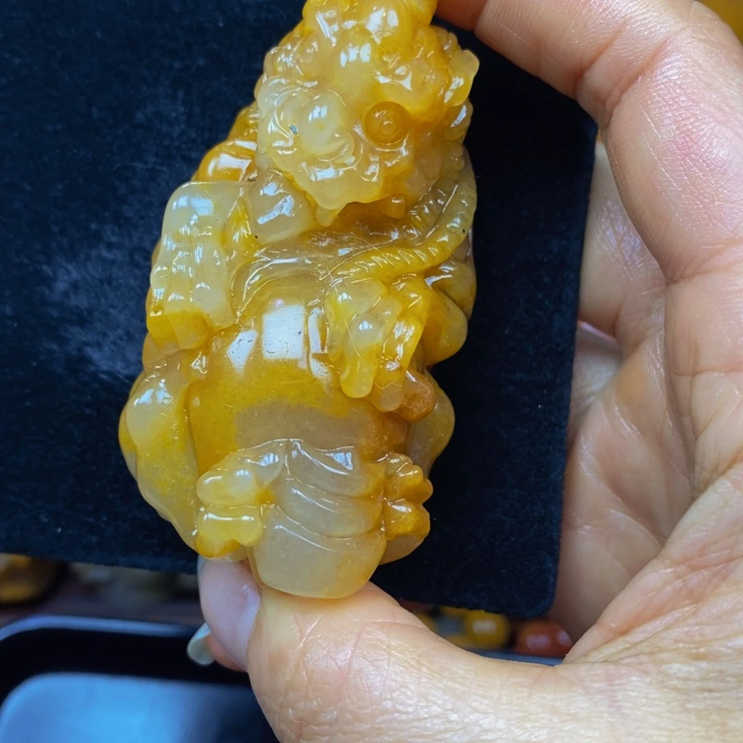 未镶嵌石英质玉（黄龙玉）颈饰