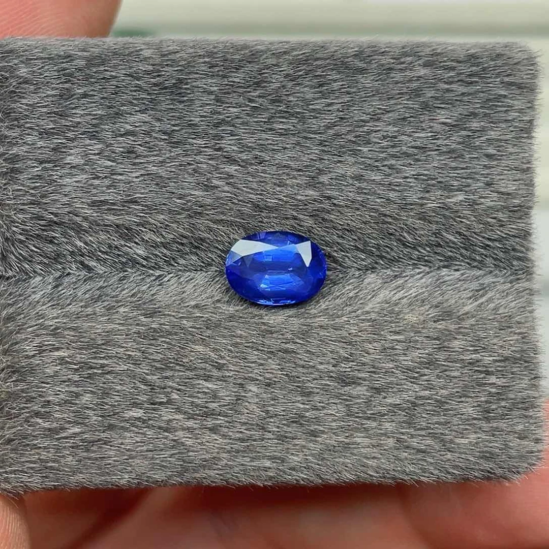 裸石蓝宝石1.69克拉天然皇家蓝蓝宝石GFCO证书斯里兰卡