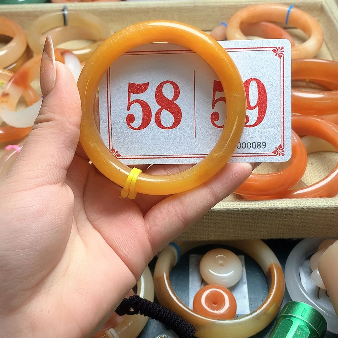 未镶嵌石英质玉（黄龙玉）手镯