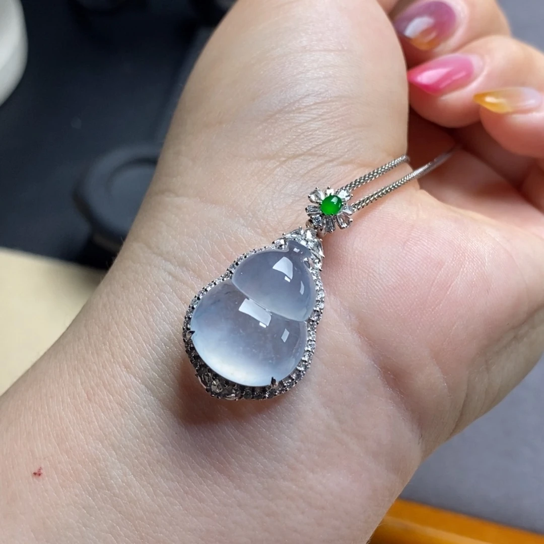 翡翠18K金镶嵌颈饰高冰蓝紫底起光飘花饱满葫芦吊坠