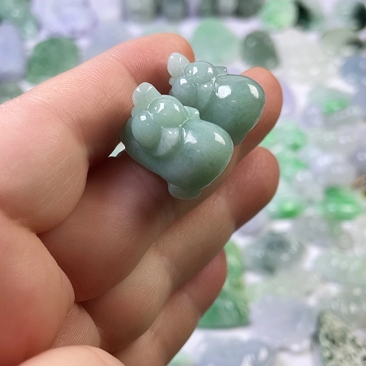 翡翠未镶嵌颈饰猪