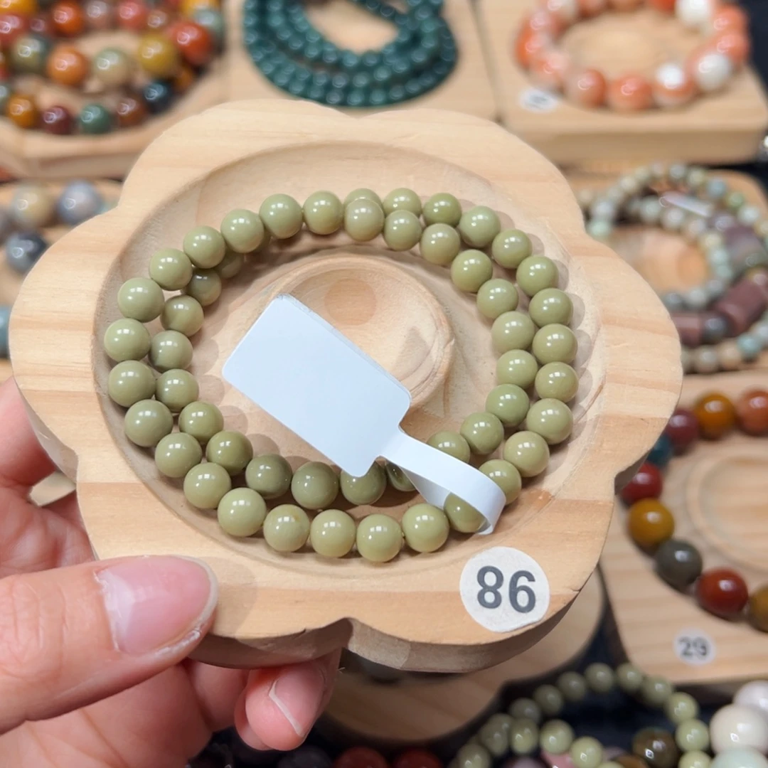 李***o石英质玉未镶嵌手链172