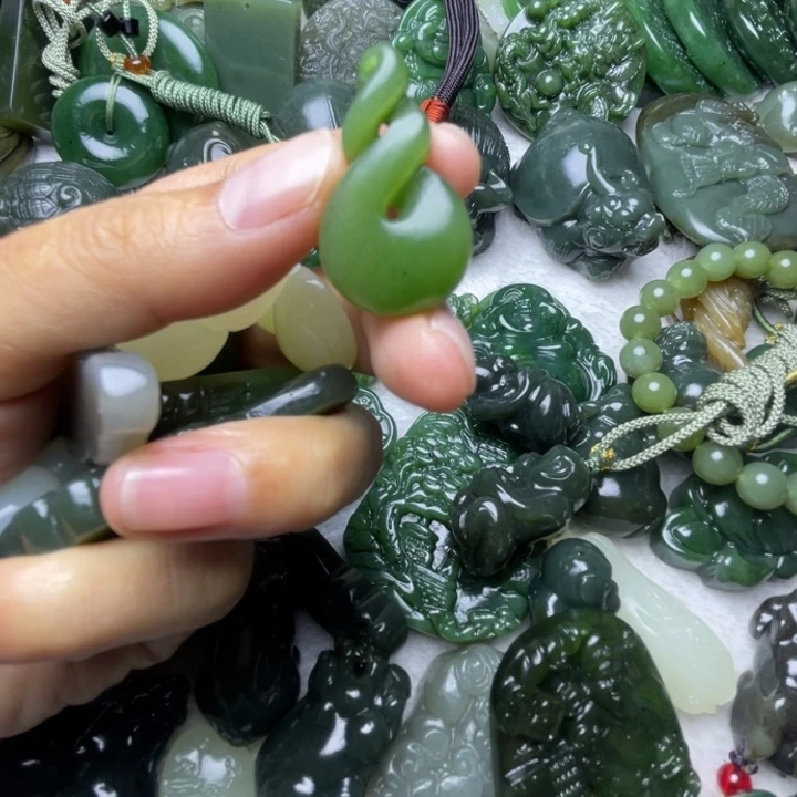 今***安和田玉未镶嵌颈饰