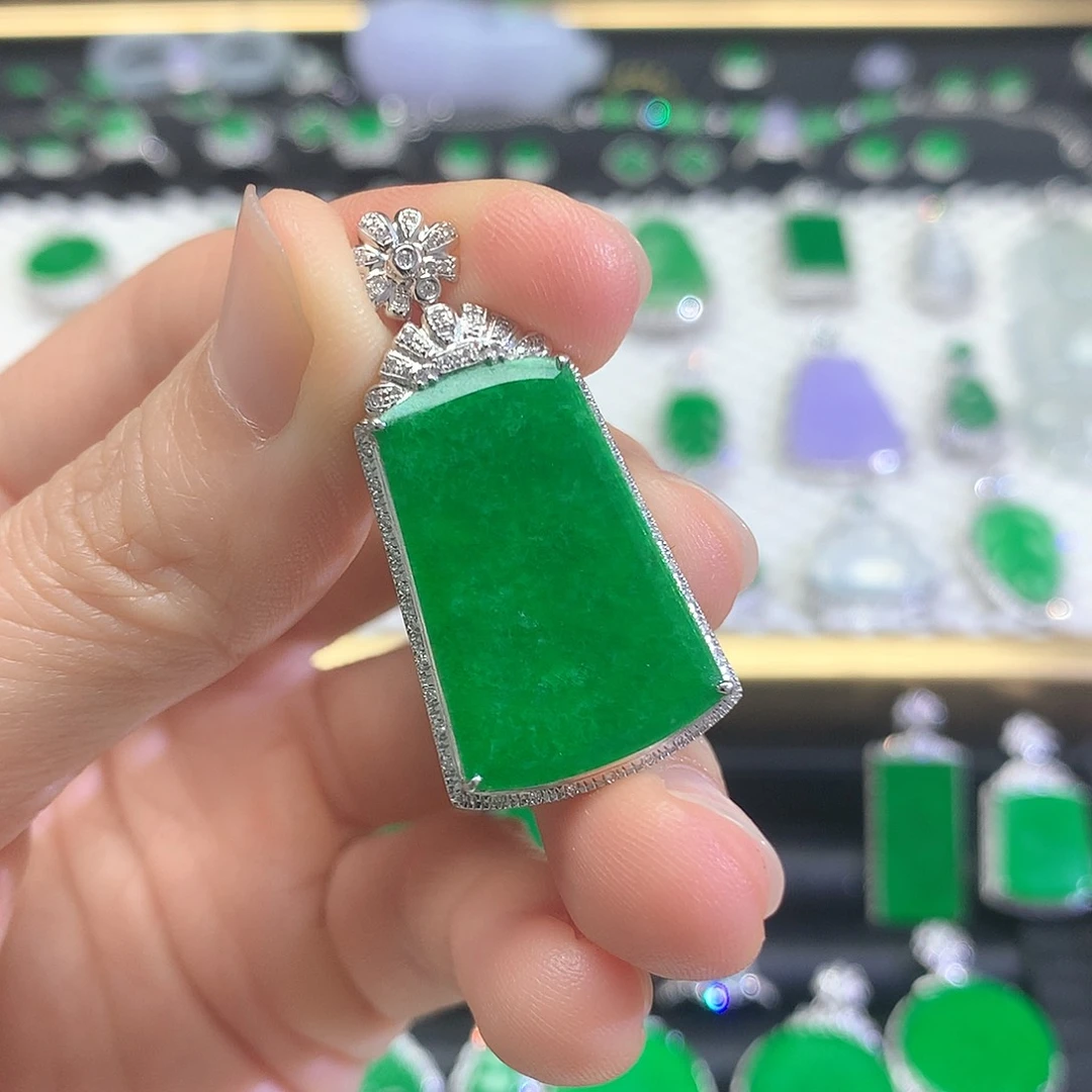 颈饰18K金镶嵌翡翠吊坠