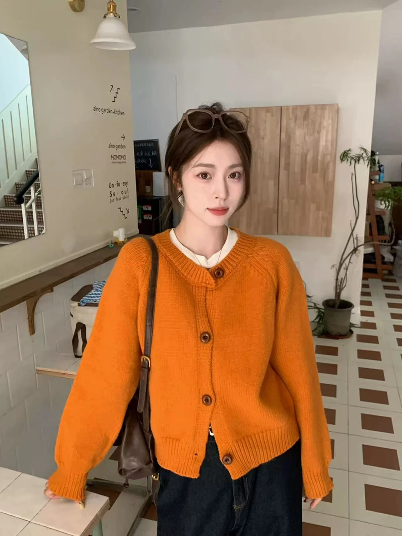 百搭毛衣正肩女秋冬款2025遮肉显瘦休闲洋气扣子气质韩版女装