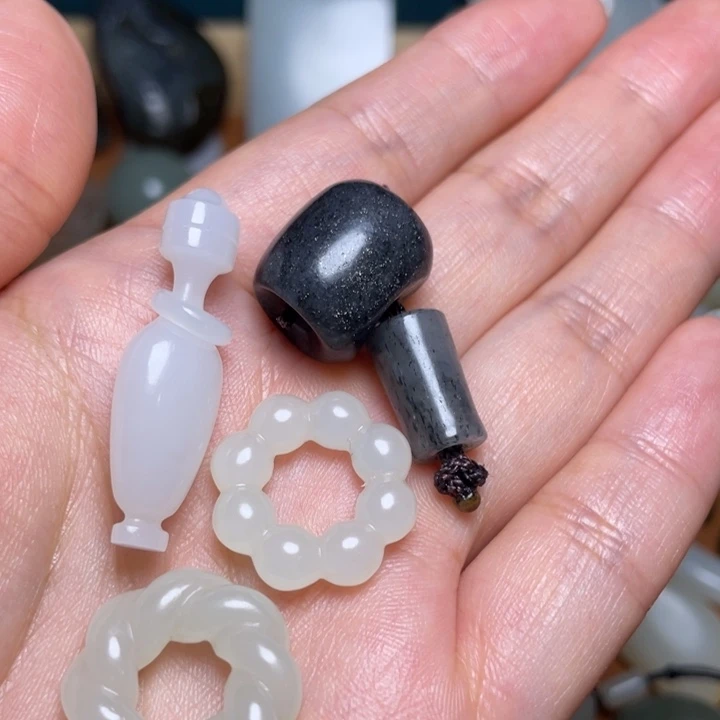 雨***父和田玉未镶嵌颈饰